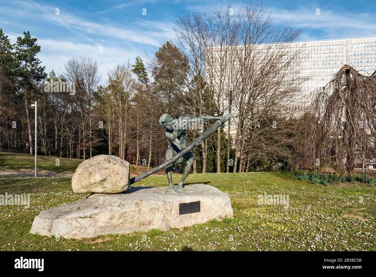 Ginevra / Svizzera - 23 febbraio 2020: ILO l'edificio e la statua dell'ufficio internazionale del lavoro, 'il trionfo del lavoro', dono del governante indiano Foto Stock