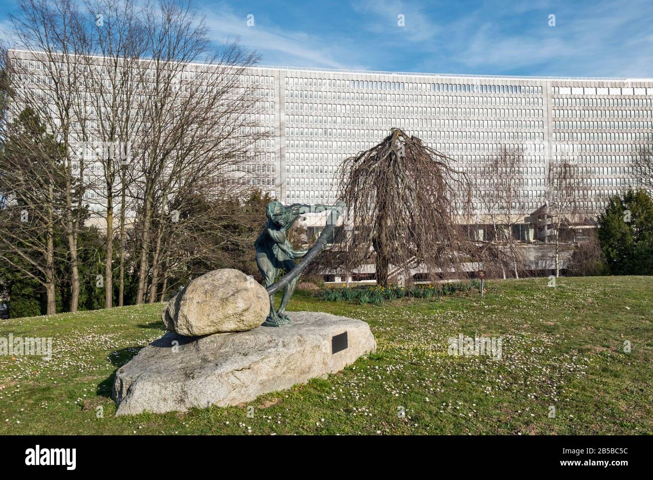 Ginevra / Svizzera - 23 febbraio 2020: ILO l'edificio e la statua dell'ufficio internazionale del lavoro, 'il trionfo del lavoro', dono del governante indiano Foto Stock