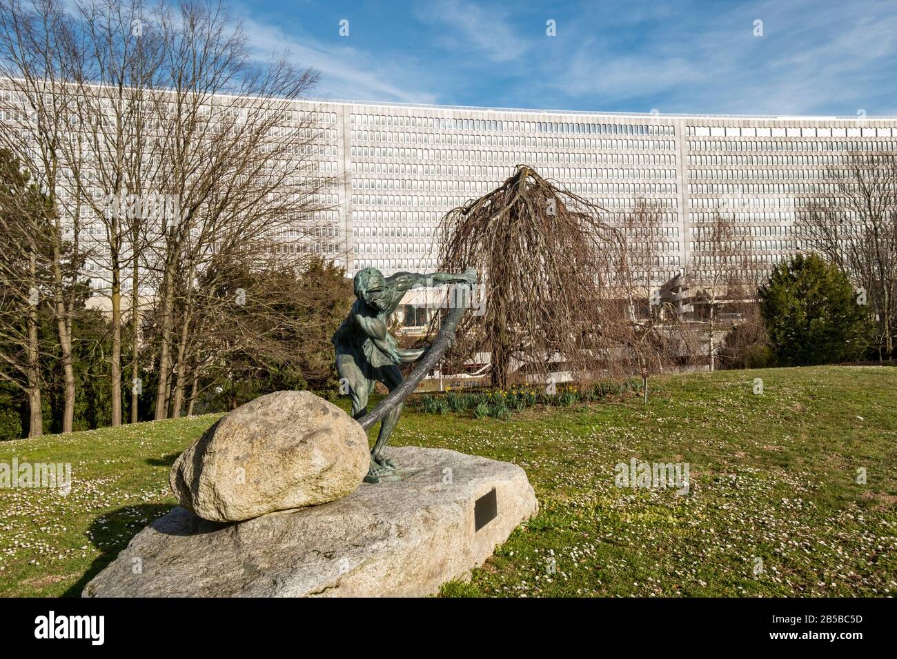 Ginevra / Svizzera - 23 febbraio 2020: ILO l'edificio e la statua dell'ufficio internazionale del lavoro, 'il trionfo del lavoro', dono del governante indiano Foto Stock