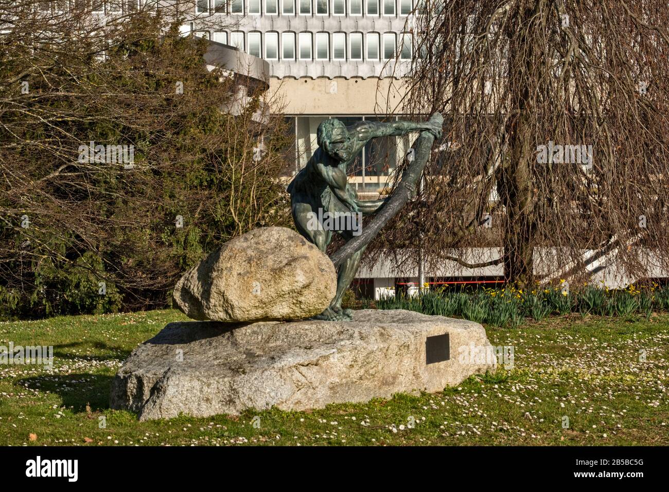 Ginevra / Svizzera - 23 febbraio 2020: ILO l'edificio e la statua dell'ufficio internazionale del lavoro, 'il trionfo del lavoro', dono del governante indiano Foto Stock