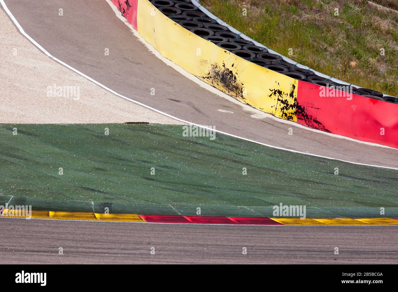 Alcañiz, Spagna - 5 maggio 2012. Sezione astratta di una pista e di una barriera di pneumatici che fiancheggiano il muro nel circuito Motorland durante la serie World di Renault Foto Stock
