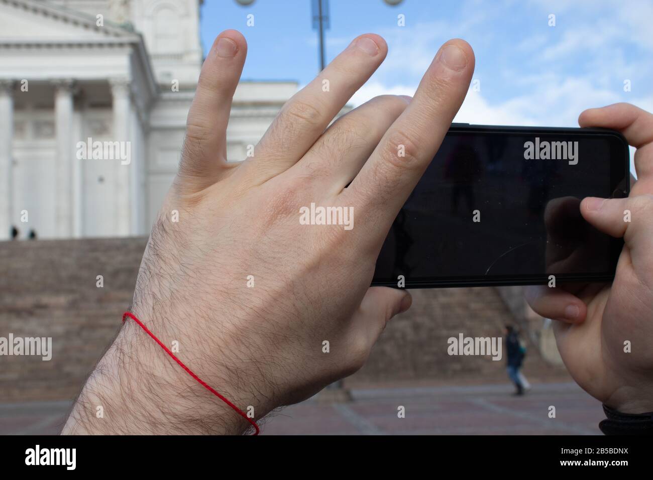 Il telefono nelle mani di un uomo in posizione orizzontale. Chiusura dello schermo dello smartphone. Concetto di fotografia di viaggio. Stile Di Vita Foto Stock