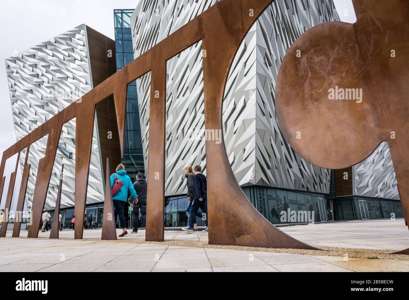 Vista del cartello Titanic al museo Titanic Belfast di Belfast, Irlanda del Nord. Foto Stock