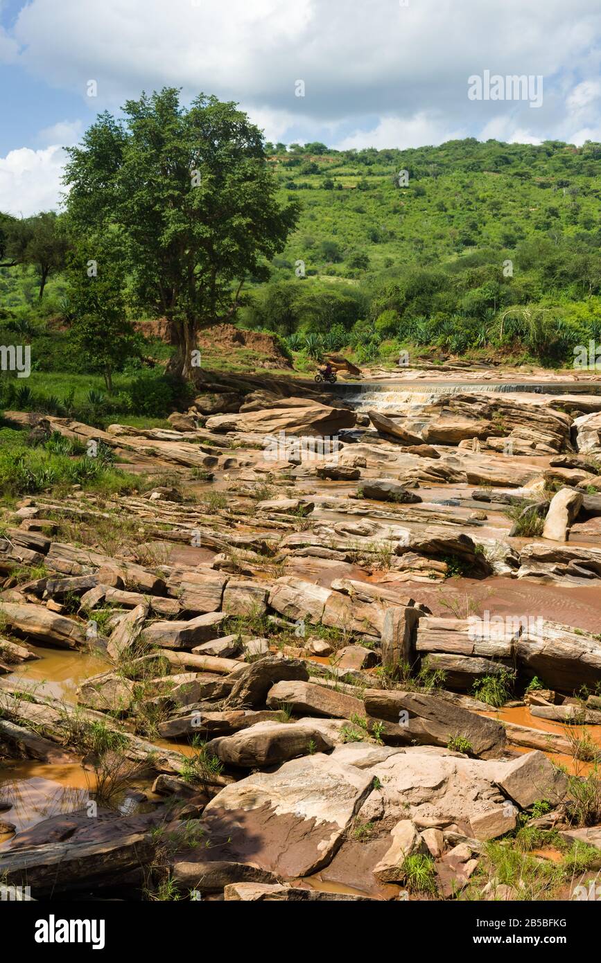 Il fiume Mwooni che scorre attraverso le colline nella Contea di Makueni, Kenya Foto Stock
