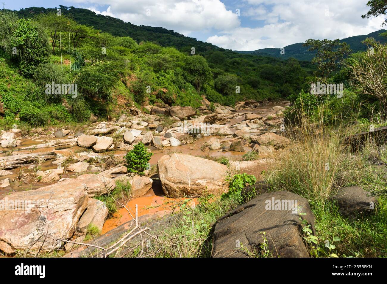 Il fiume Mwooni che scorre attraverso le colline nella Contea di Makueni, Kenya Foto Stock