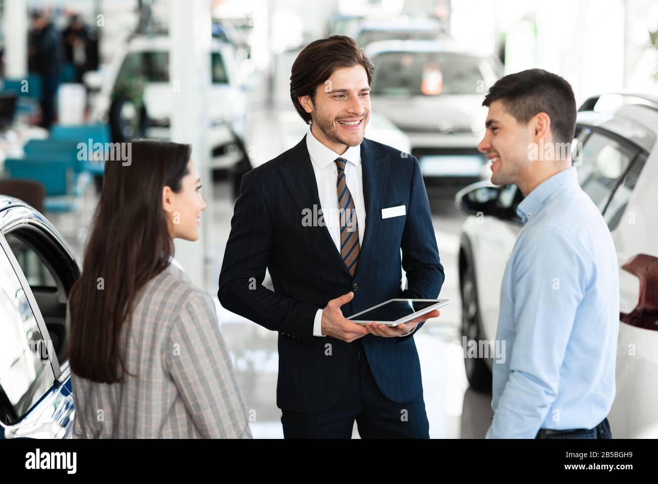 Concessionario Auto Vendita Auto A Giovane Coppia Foto Stock