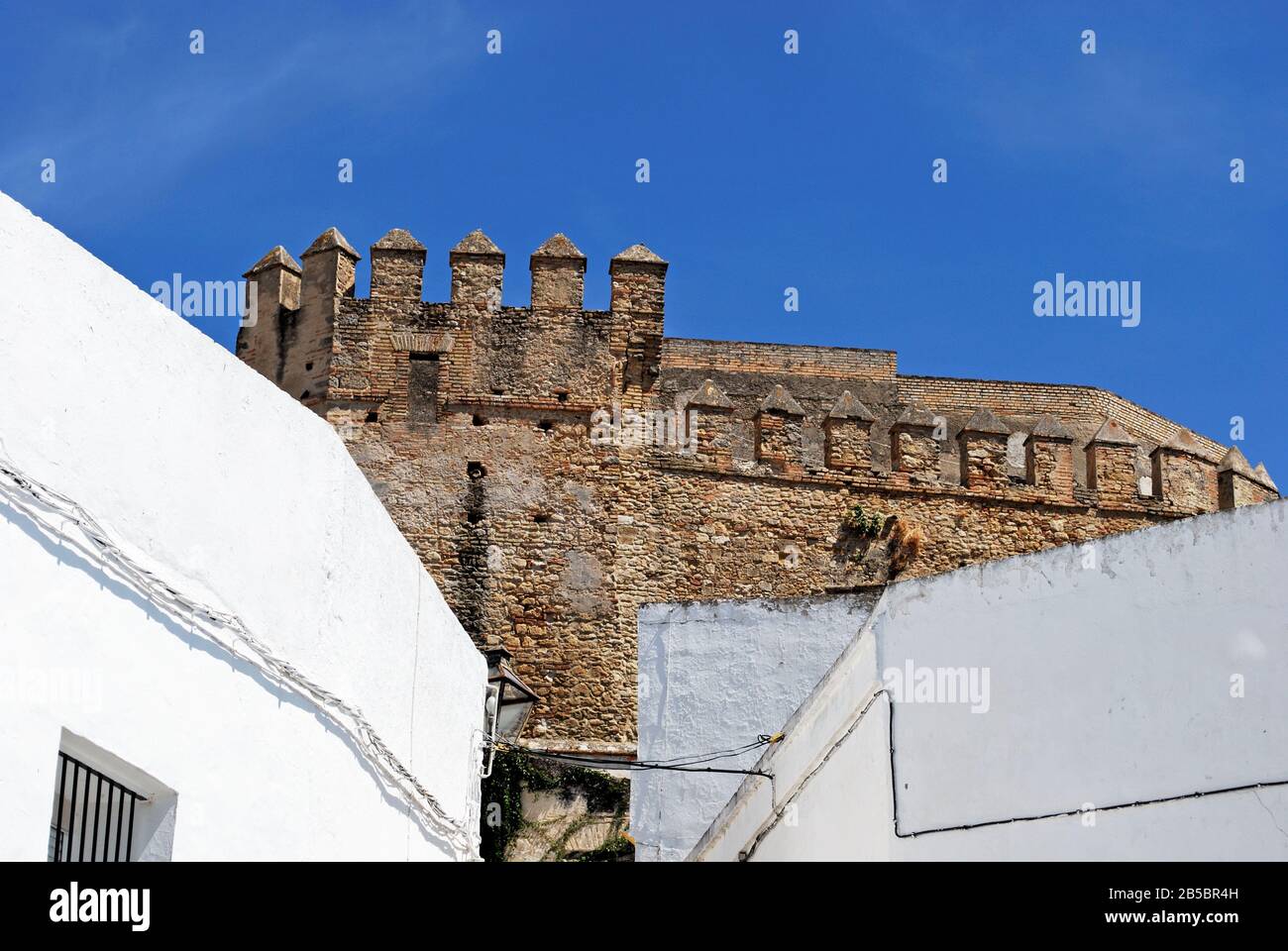 Vista di parte del castello merlements, Arcos de la Frontera, Andalusia, Spagna Foto Stock