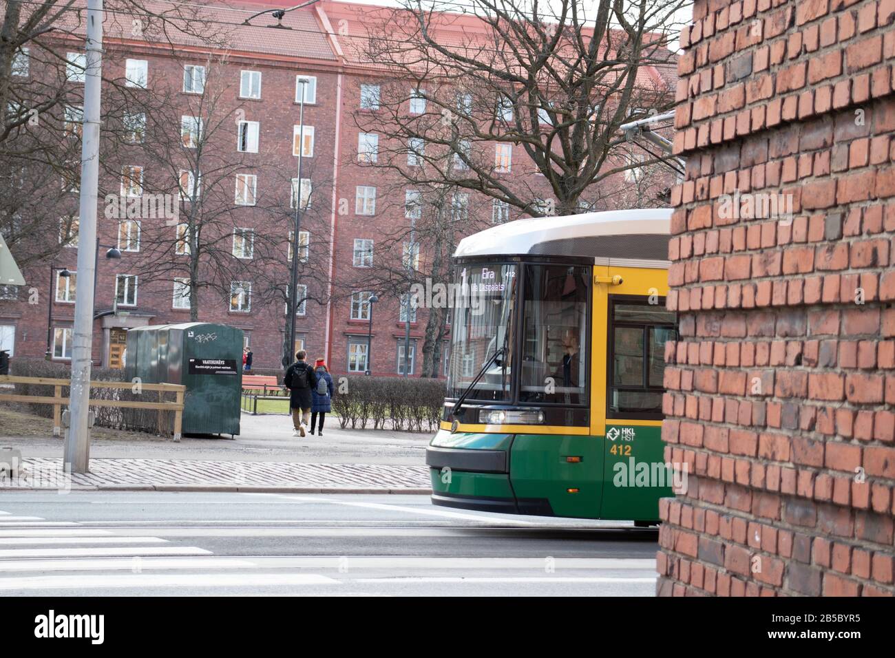 Helsinki, Finlandia - 3 marzo 2020: Tram nel centro della città , Editoriale Illustrativa Foto Stock