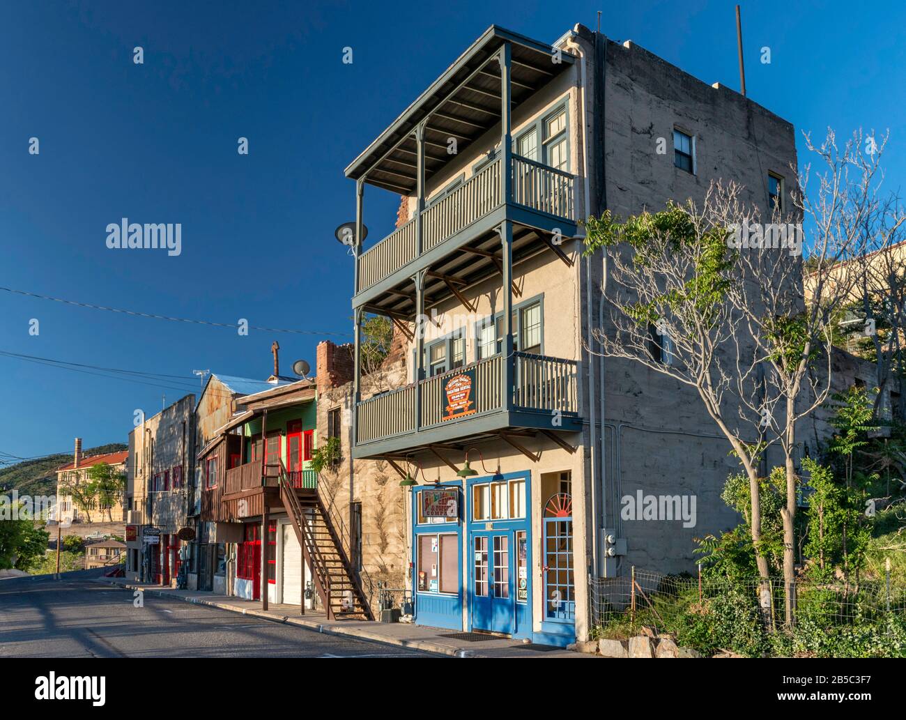 Edifici storici, Main Street nella città mineraria di rame di Jerome, Verde Valley, Arizona, Stati Uniti Foto Stock