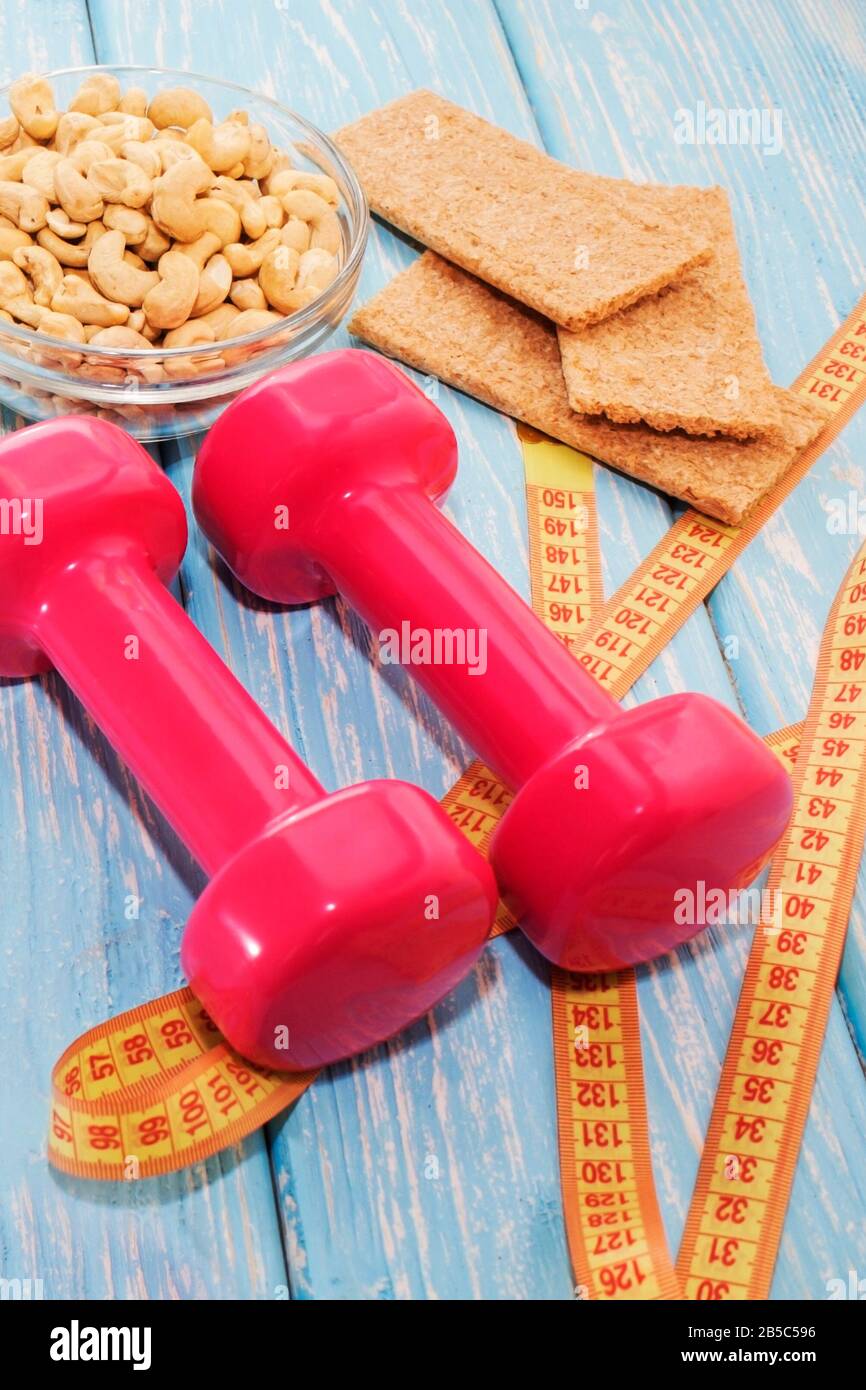 Il concetto di una dieta sana. Piccole manubri, stile di vita sano. Sport. Cibo fitness. Foto Stock