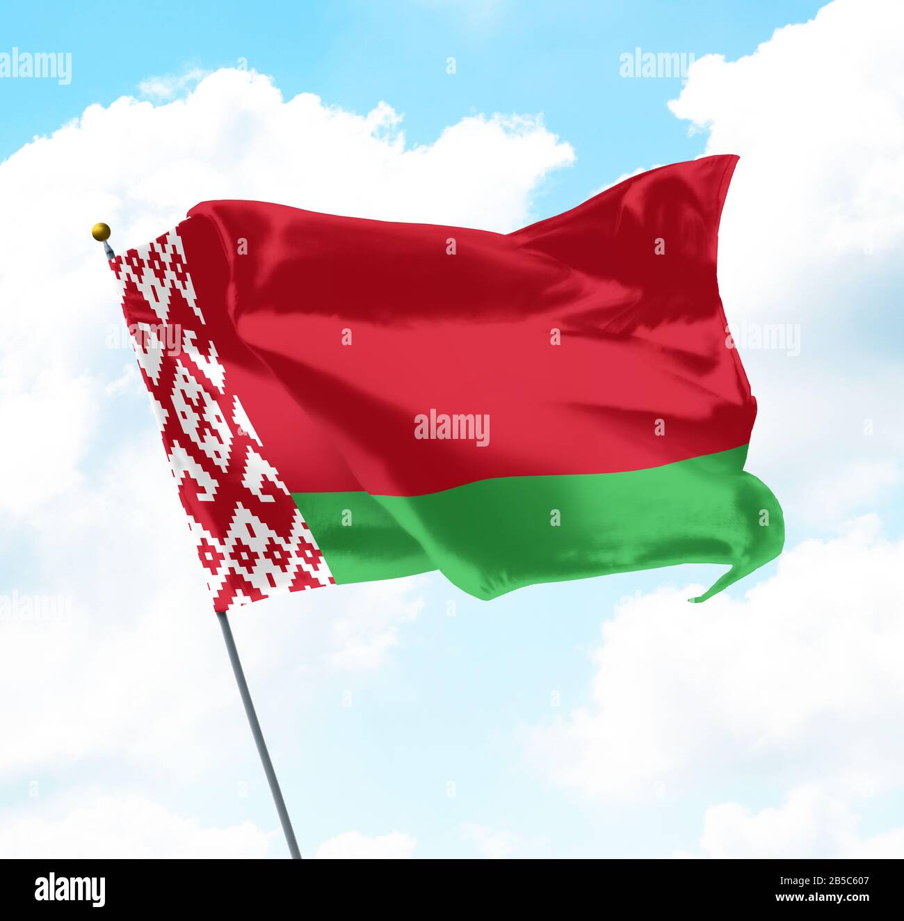 Bandiera nazionale di Bielorussia Sollevata con cielo e nuvole in background Foto Stock