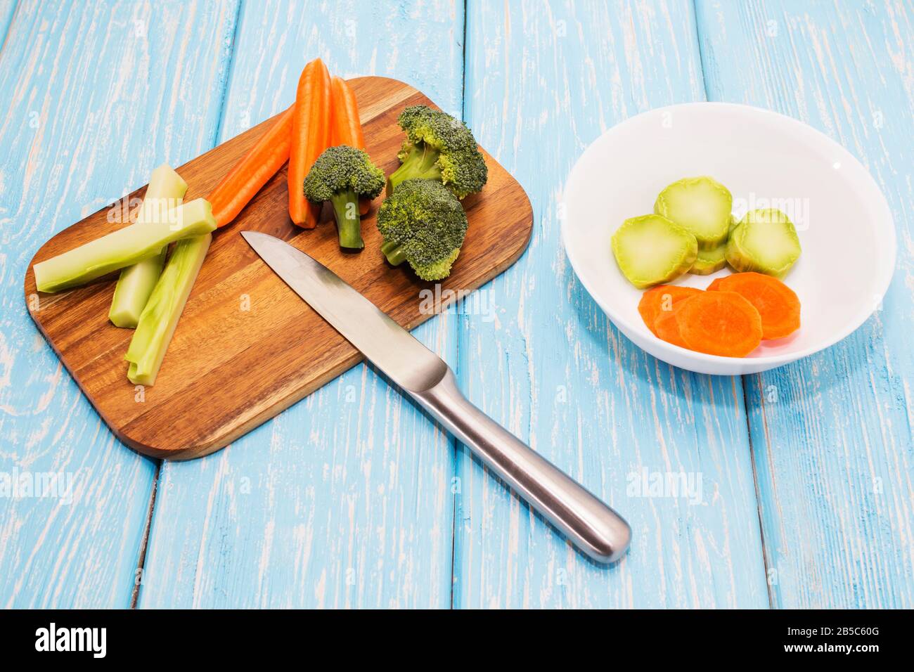 Un set di verdure fresche su un tavolo di legno. Il concetto di una dieta sana. Foto Stock