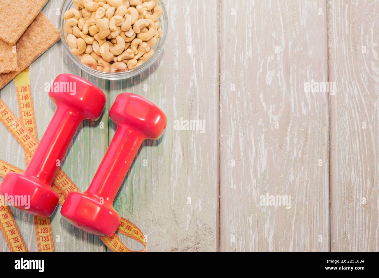 Il concetto di una dieta sana. Piccole manubri, stile di vita sano. Sport. Cibo fitness. Foto Stock