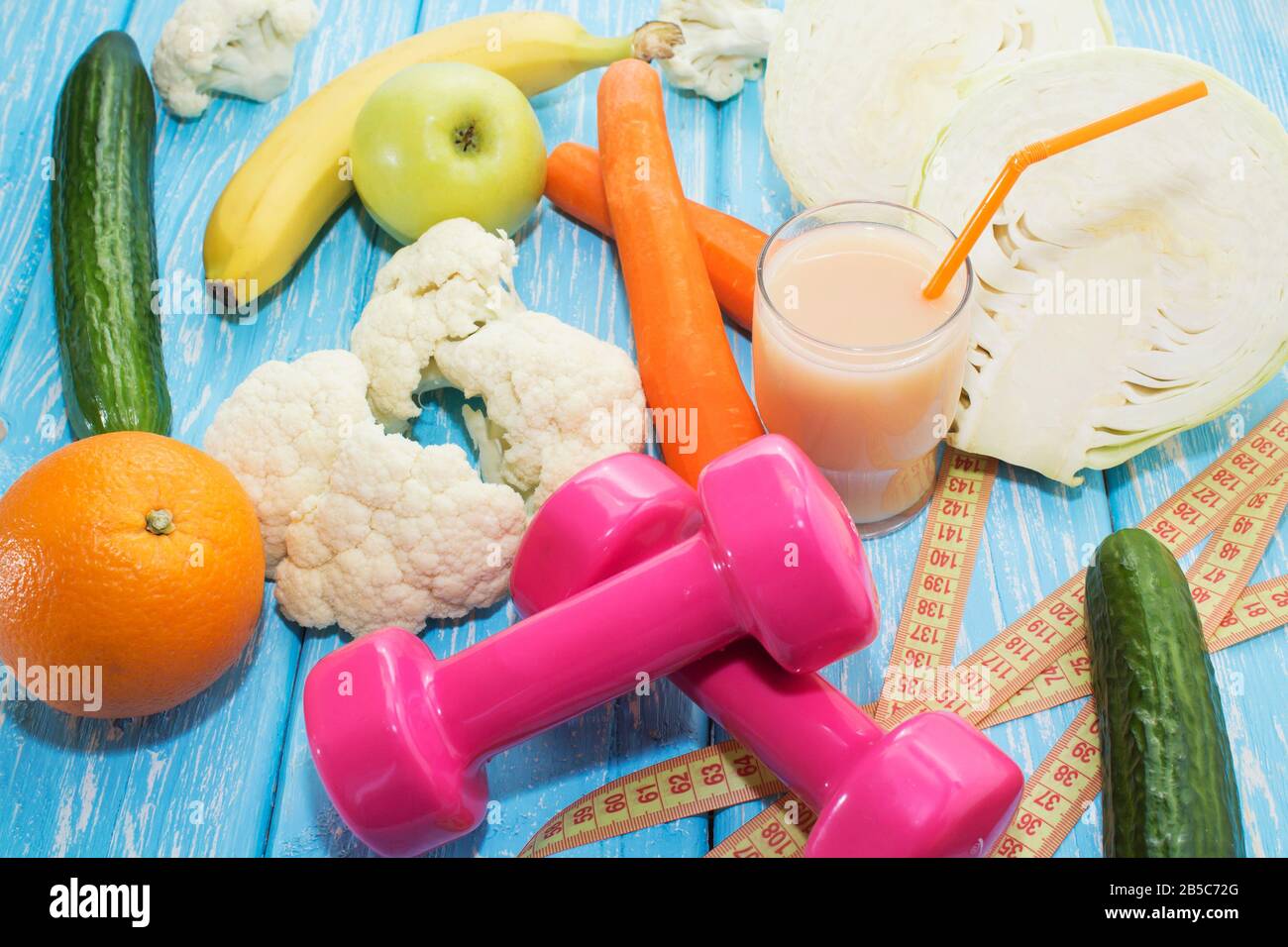 Frutta, verdure, succo, frullati e dumbbells salute dieta e fitness stile di vita concetto Foto Stock