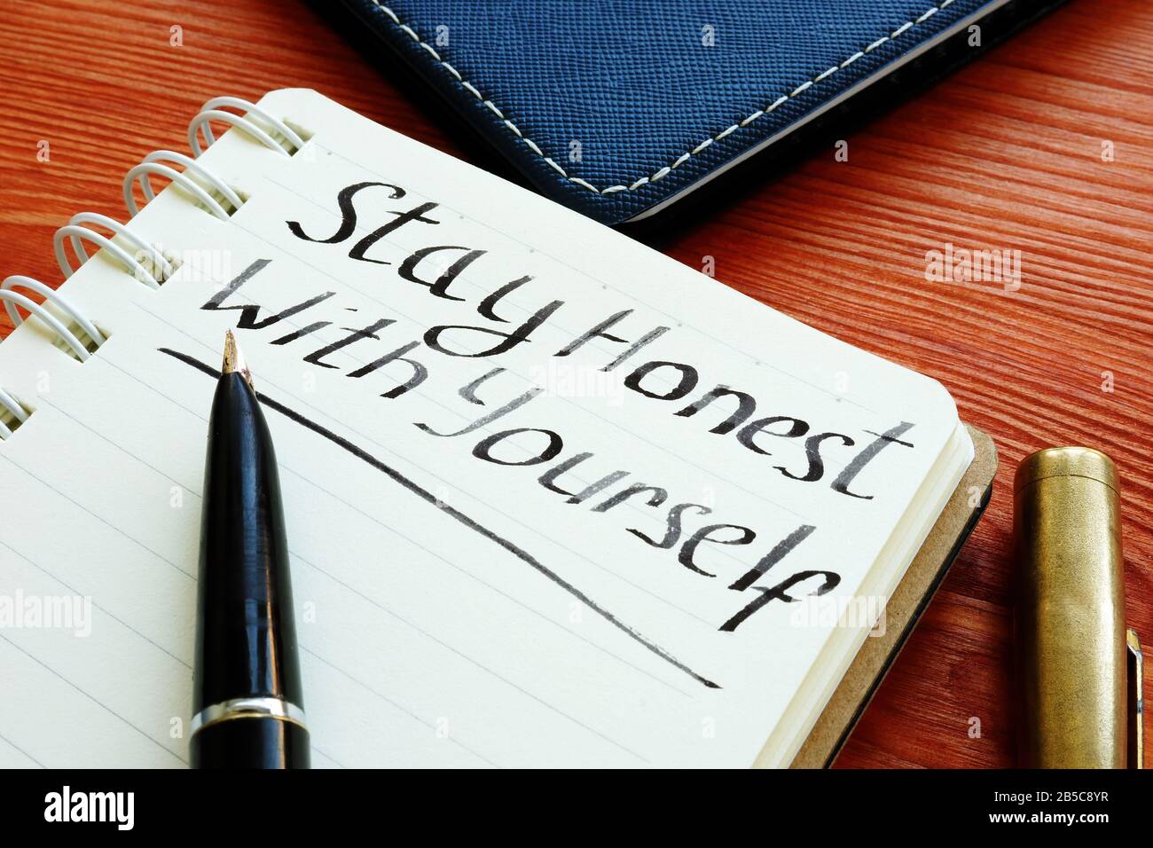 Rimani onesto con te stesso frase scritta a mano. Foto Stock Rimani onesto con te stesso frase scritta a mano. Foto Stock
