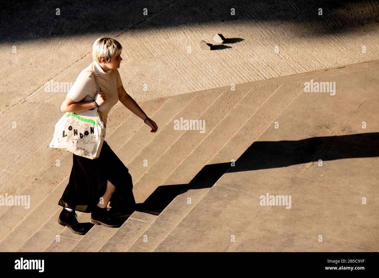 Belgrado, Serbia - 25 ottobre 2019 : una giovane donna bionda che cammina sulle scale pubbliche in una giornata di sole Foto Stock