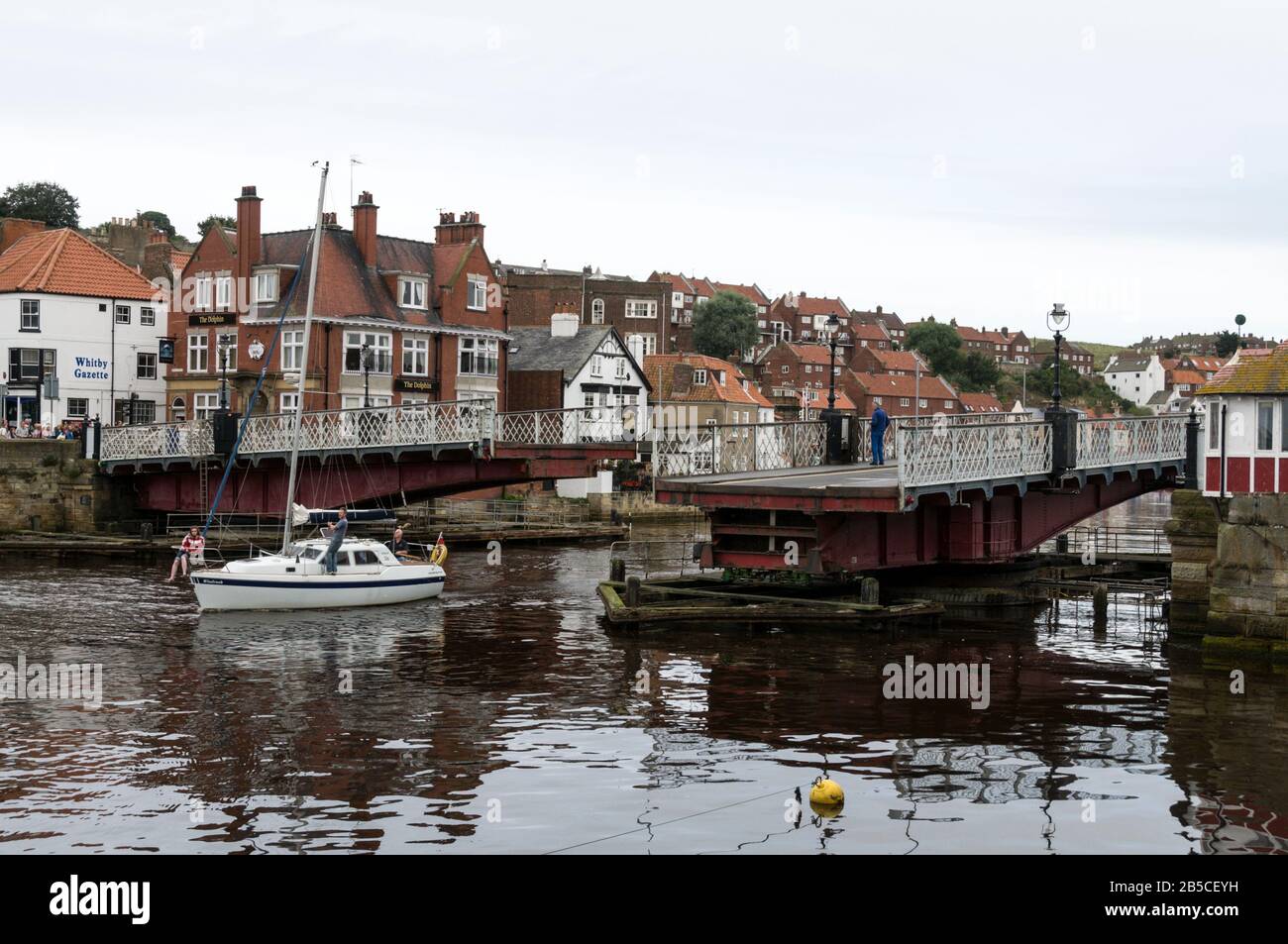 Uno yacht passa il ponte di swing sul fiume Esk nel porto storico di Whitby sulla costa orientale nel North Yorkshire, in Gran Bretagna. Whitby, un mare a Foto Stock