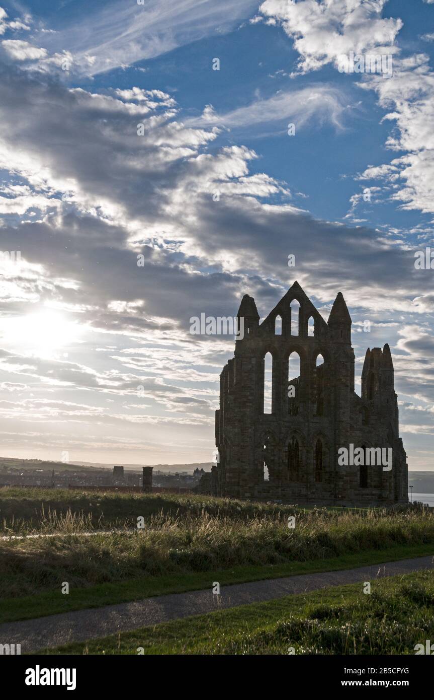 Le storiche rovine di riferimento dell'Abbazia di St. Hilda del 7th secolo conosciuta come Abbazia di Whitby a Whitby nel North Yorkshire, in Gran Bretagna. L'abbazia faceva parte Foto Stock