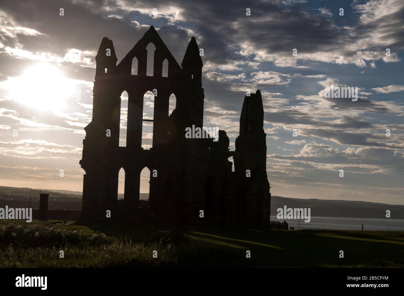 Le storiche rovine di riferimento dell'Abbazia di St. Hilda del 7th secolo conosciuta come Abbazia di Whitby a Whitby nel North Yorkshire, in Gran Bretagna. L'abbazia faceva parte Foto Stock