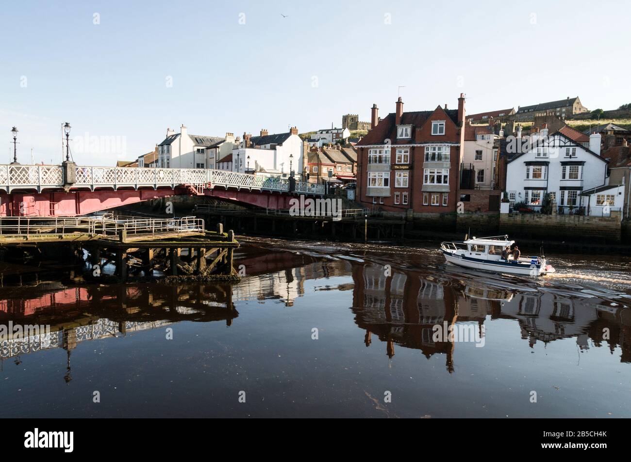 Un ponte di swing sul fiume Esk nel porto storico di Whitby sulla costa orientale nel North Yorkshire, in Gran Bretagna. Whitby è associato a Captain Jam Foto Stock