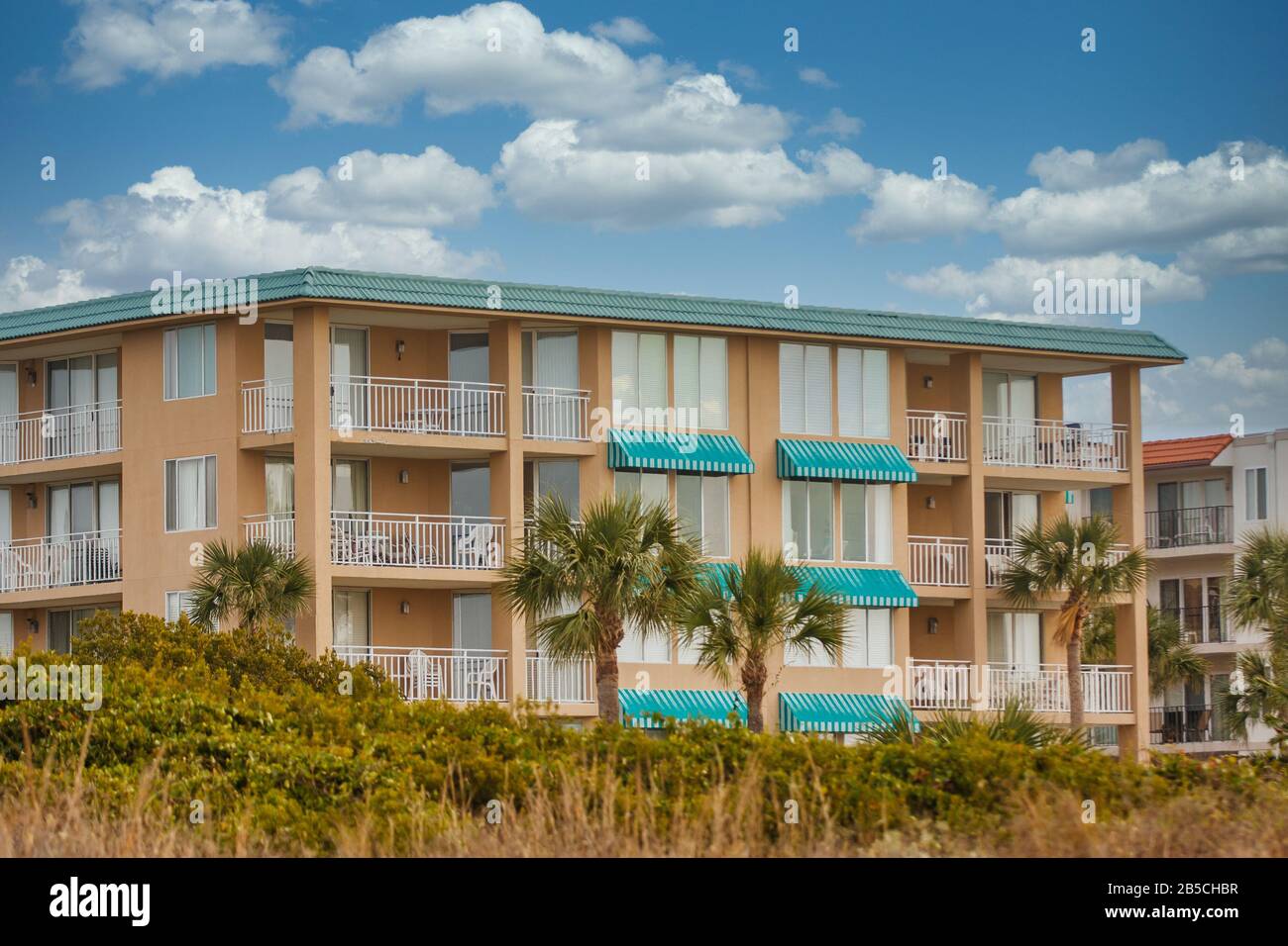 Stucco Condo con tetto verde e tende da sole Foto Stock