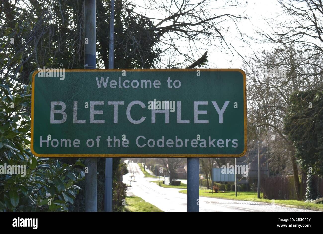 Roadsign 'Benvenuti a Bletchley - Home of the Codebreakers'. Questo si riferisce a Bletchley Park, una volta la casa top-secret dei salvavita della seconda guerra mondiale. Foto Stock