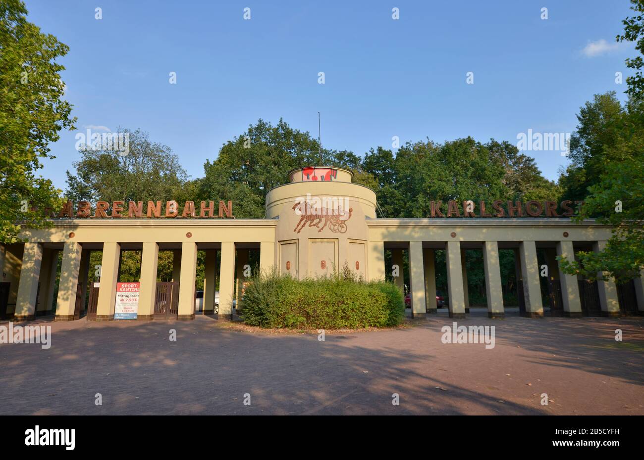 Eingang, Trabrennbahn, Karlshorst, Lichtenberg di Berlino, Deutschland Foto Stock