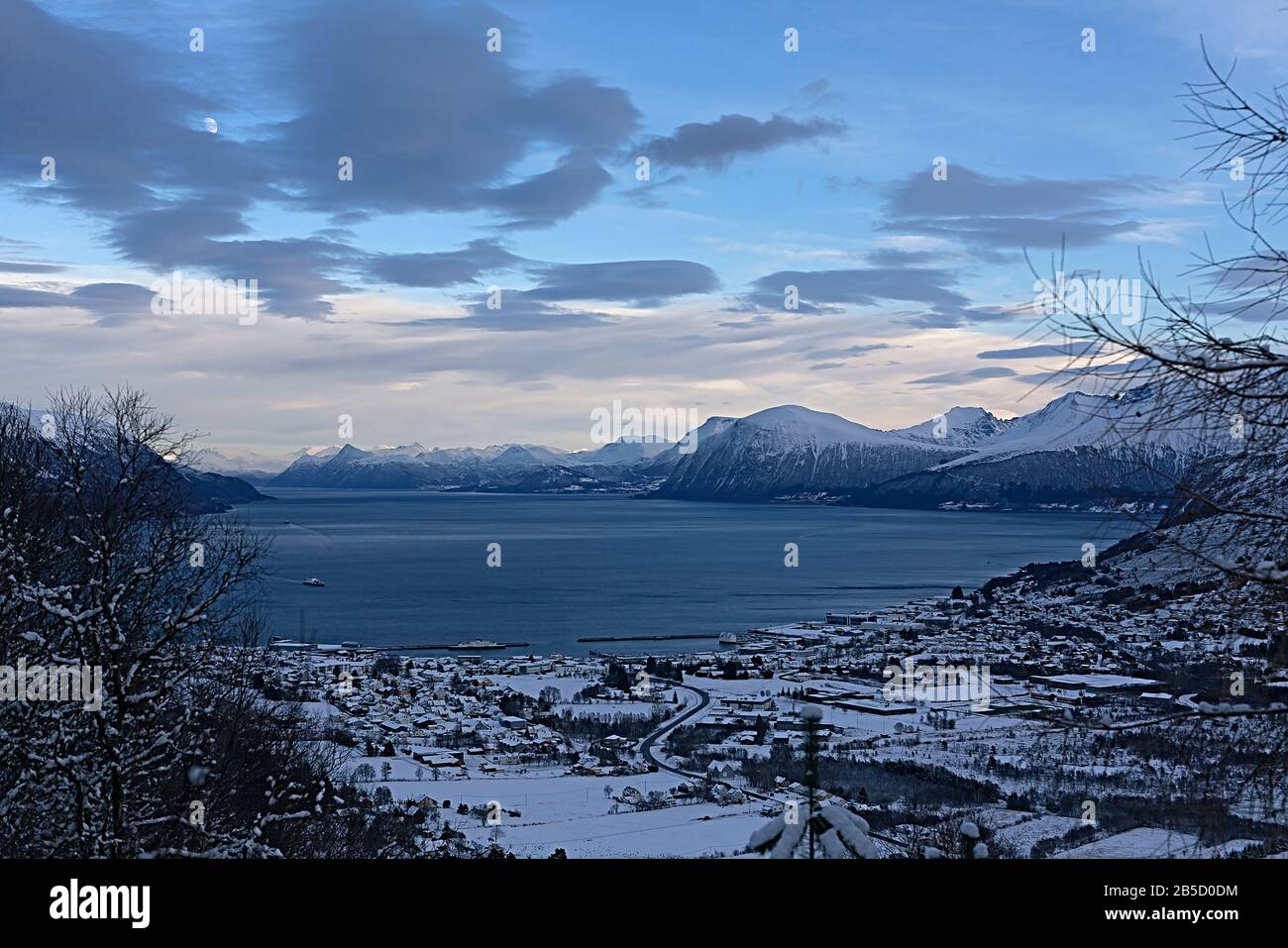 La città di Hareid, Norvegia in inverno. Foto Stock