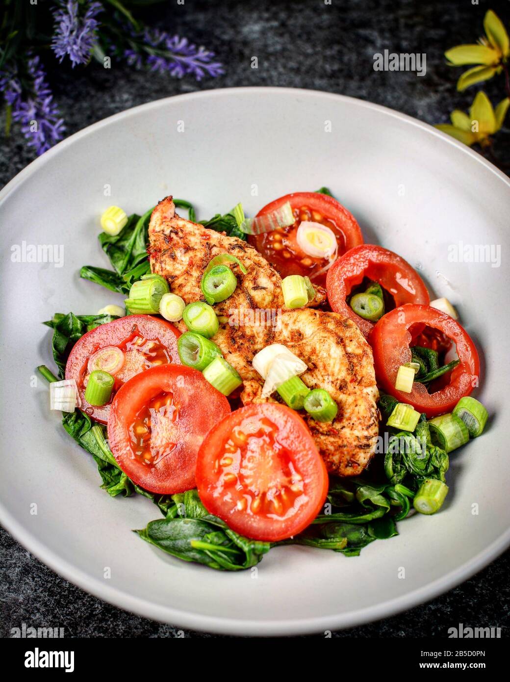 Pranzo a base di Carb con insalata, pomodori, spinaci e cipolla primaverile Foto Stock