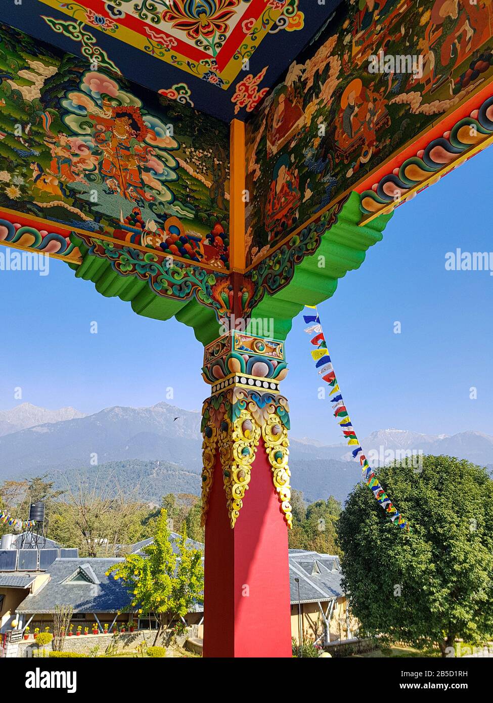 DONGYU GATSAL LING NUNNERY, PADHIARKAR, INDIA - 3 DICEMBRE 2018: Principali dettagli di ingresso al tempio nel nunnery tibetano Dongyu Gatsal Ling in India Foto Stock