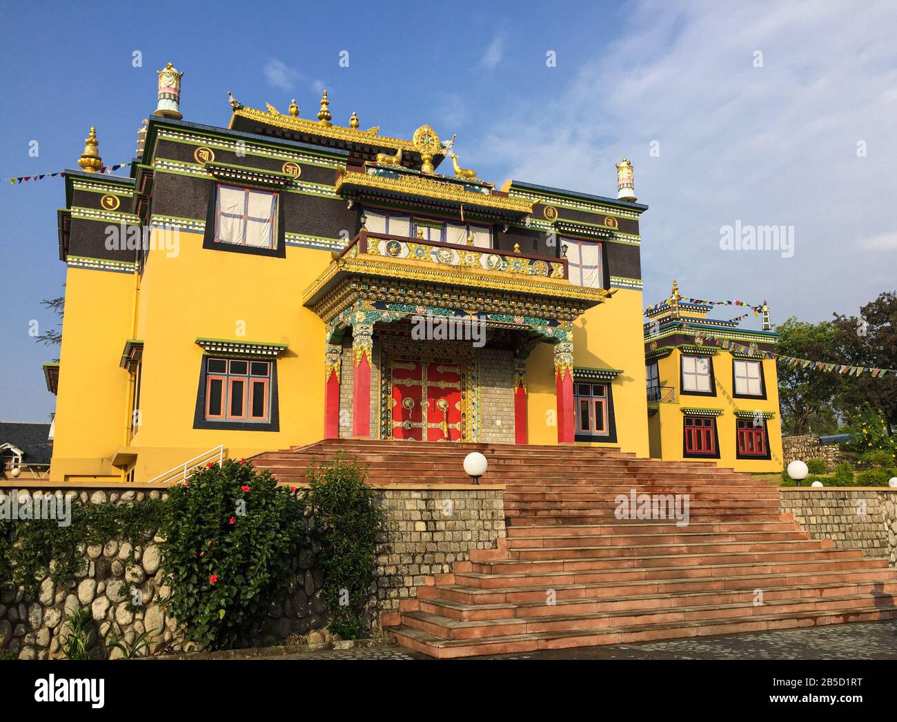 DONGYU GATSAL LING NUNNERY, PADHIARKAR, INDIA - 3 DICEMBRE 2018: Ingresso principale al tempio nel nunnery tibetano Dongyu Gatsal Ling a Padhiarkar Village Foto Stock