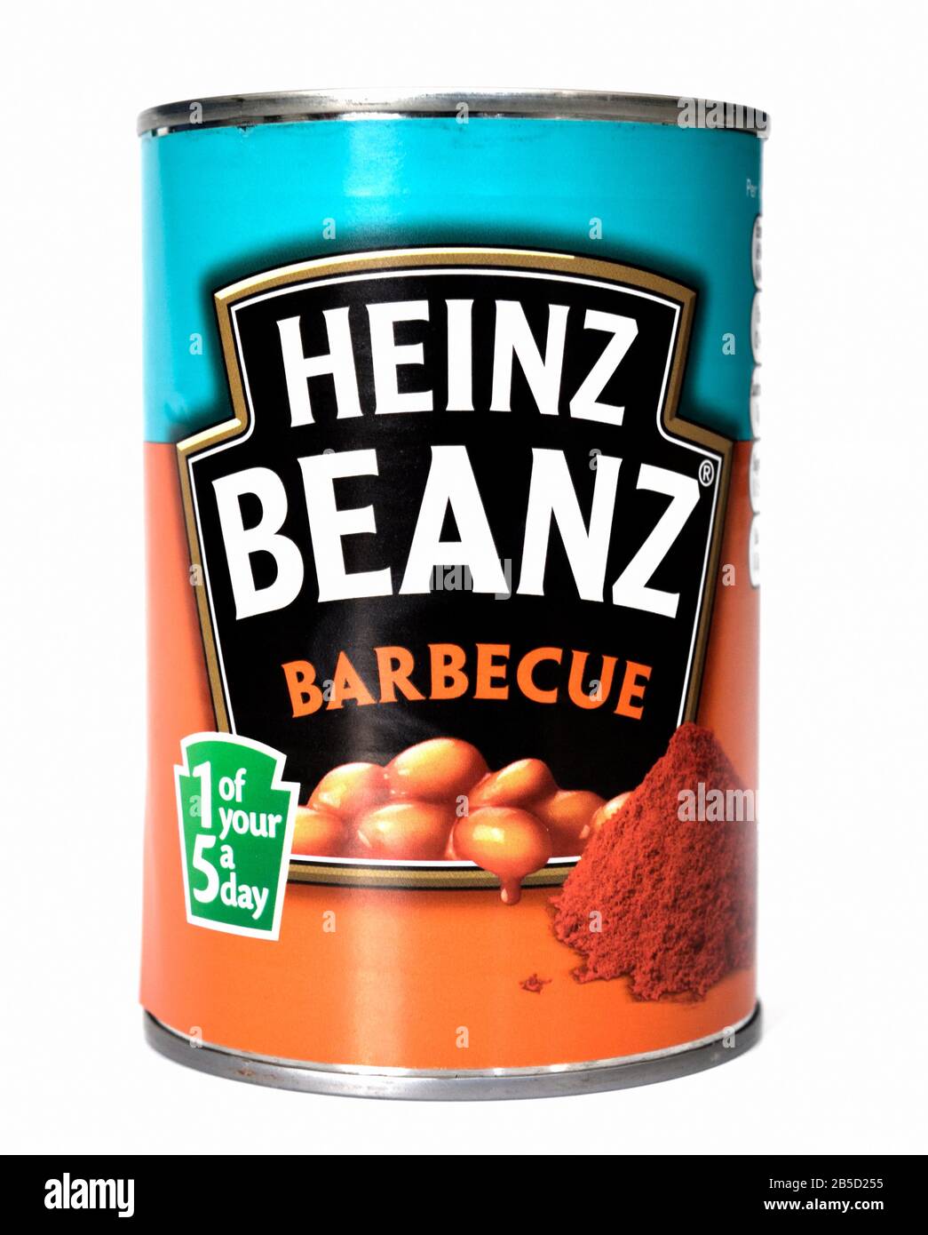 Una teglia di fagioli Heinz barbecue su uno sfondo bianco Foto Stock