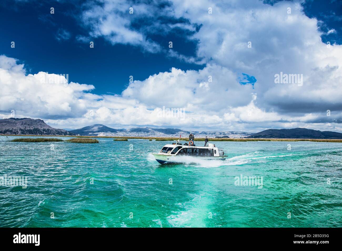 Titicaca, Perù- Jan 5, 2019: viaggiare in barca sul lago Titicaca vicino a Puno, Perù, Sud America. Foto Stock