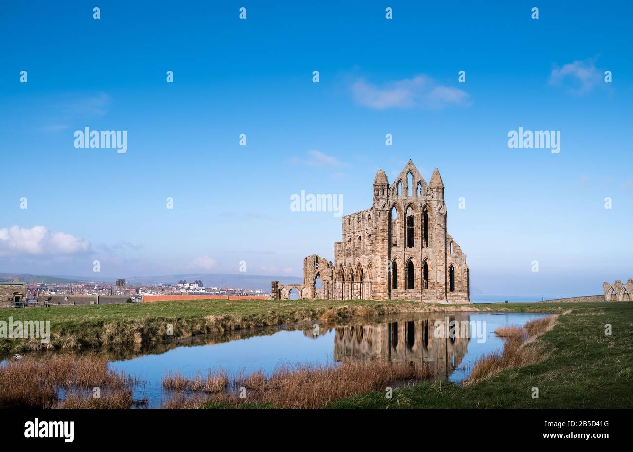 Abbazia di Whitby, le rovine di un'abbazia benedettina del 7th secolo situata sulla costa del North Yorkshire, Regno Unito, e un edificio Storico di grado 1. Foto Stock