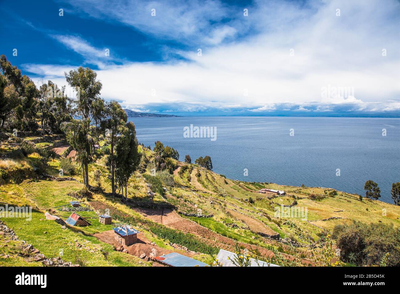 Vista panoramica dal villaggio su Taquile isola nel lago Titicaca, Perù. Sud America. Foto Stock