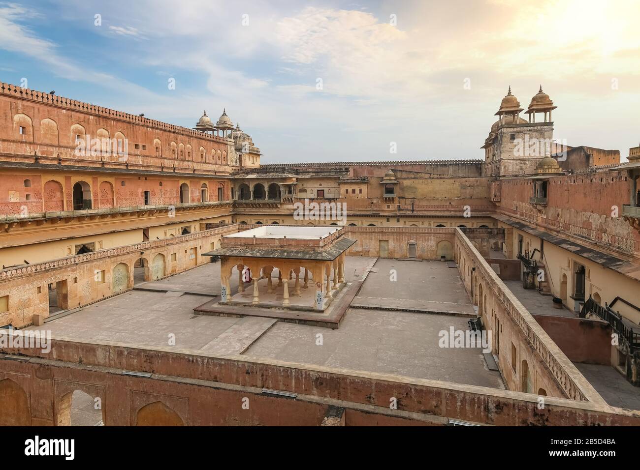 Veduta aerea di Amer Fort palazzo rovine complesso a Jaipur, Rajasthan, India. Amber Fort è un sito patrimonio dell'umanità dell'UNESCO Foto Stock