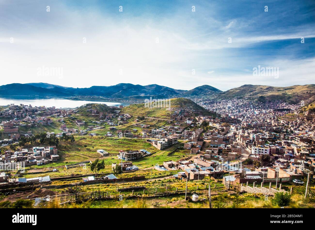 Puno vista panoramica della città , situato in Perù vicino al lago alto tutude Titicaca . Sud America. Foto Stock