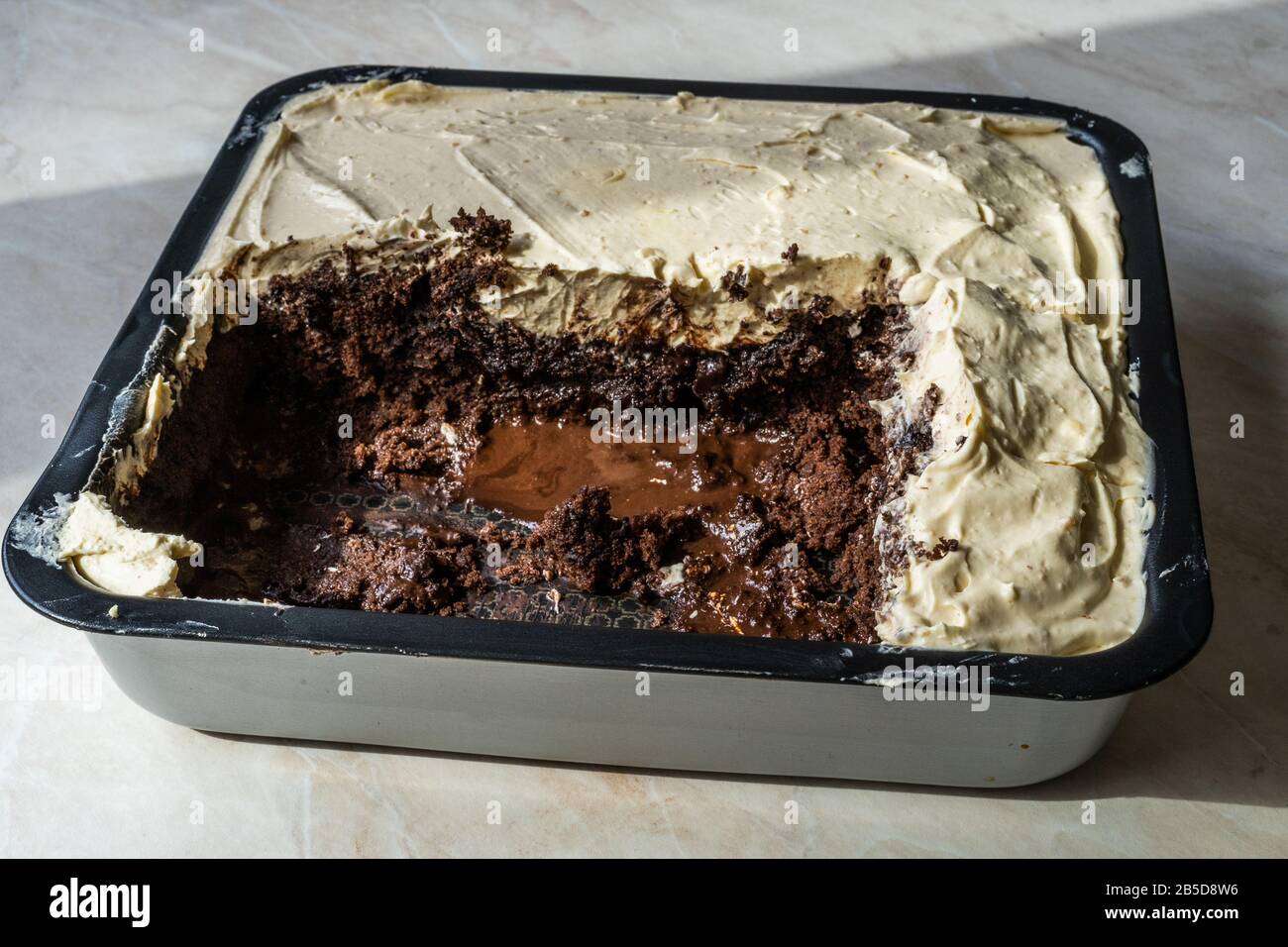 Glassare Cioccolato Torta Al Burro Di Arachidi Brownie In Square Mold. Dessert Biologico Sano. Foto Stock