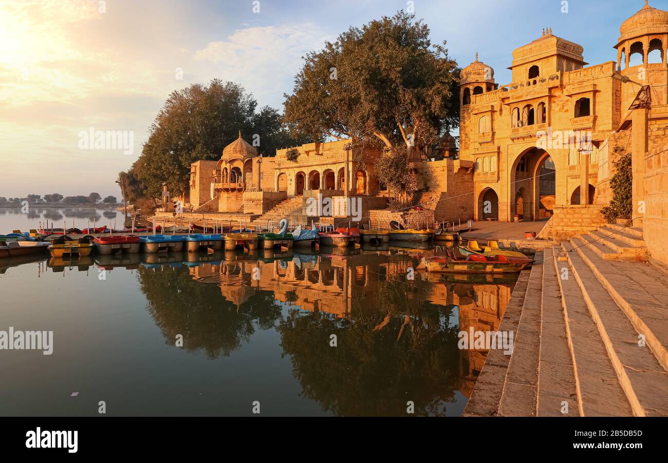 Gadisar Lago Jaisalmer Rajasthan con architettura antica. Il lago di Gadi Sagar è una destinazione popolare Foto Stock