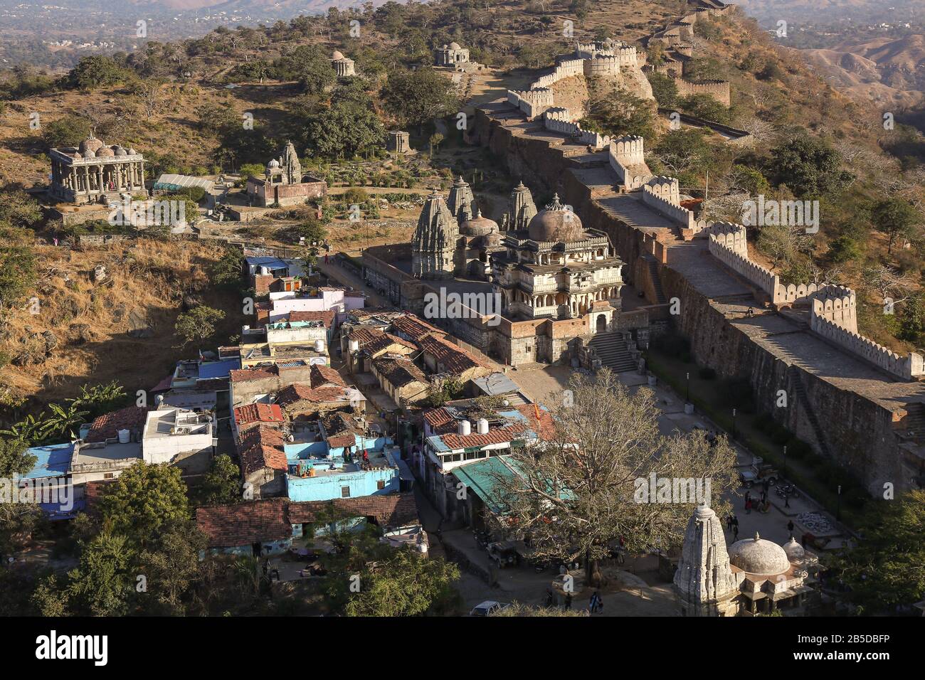 Veduta aerea del complesso del Forte di Kumbhalgarh con le rovine antiche degli edifici e dei templi a Udaipur, Rajasthan, India Foto Stock