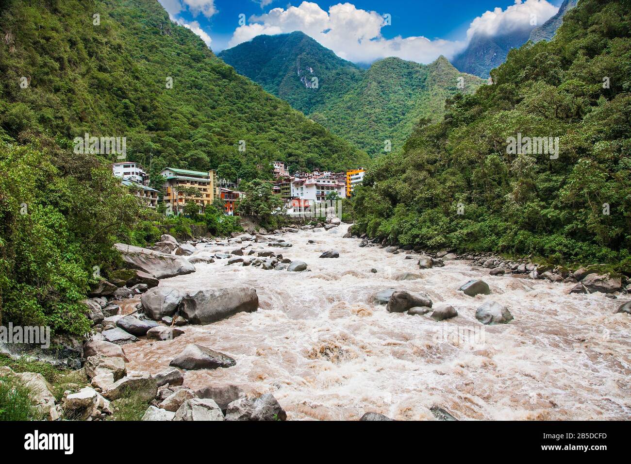 Fiume Urubamba rapide e Machu Picchu Pueblo nella parte posteriore, valle sacra, Cusco regione, Perù. Foto Stock