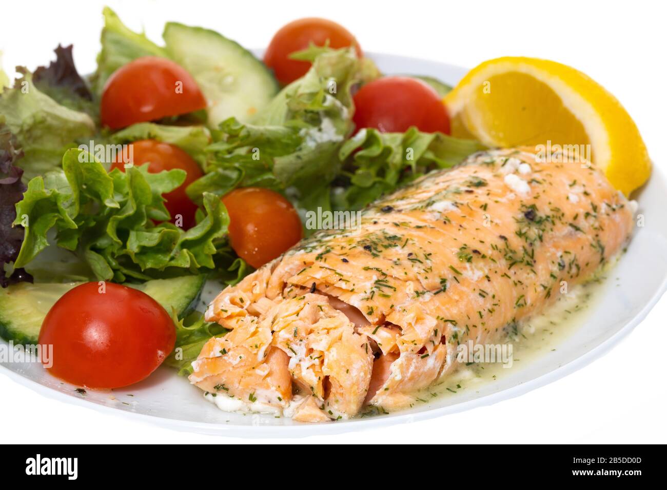 Una bistecca di salmone al forno e insalata - sfondo bianco Foto Stock