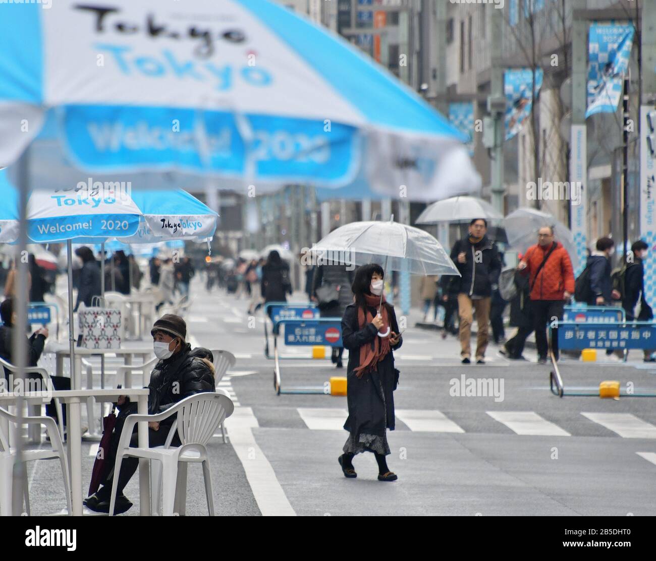 Tokyo, Giappone. 08th Mar, 2020. Le persone che indossano le maschere sono viste al quartiere dello shopping di Ginza a Tokyo, Giappone, domenica 8 marzo 2020. Il governo giapponese inasprirà le restrizioni all'ingresso dalla Cina e dalla Corea del Sud dal 9 marzo 2020 fino alla fine di questo mese. Il visto rilasciato sarà invalidato, e ai visitatori sarà richiesto di attendere a casa o in hotel per due settimane. La Corea del Sud avrà iniziato a prendere contromisure contro il Giappone, inclusa la sospensione del visto lo stesso giorno. Foto di Keizo Mori/UPI Credit: UPI/Alamy Live News Foto Stock