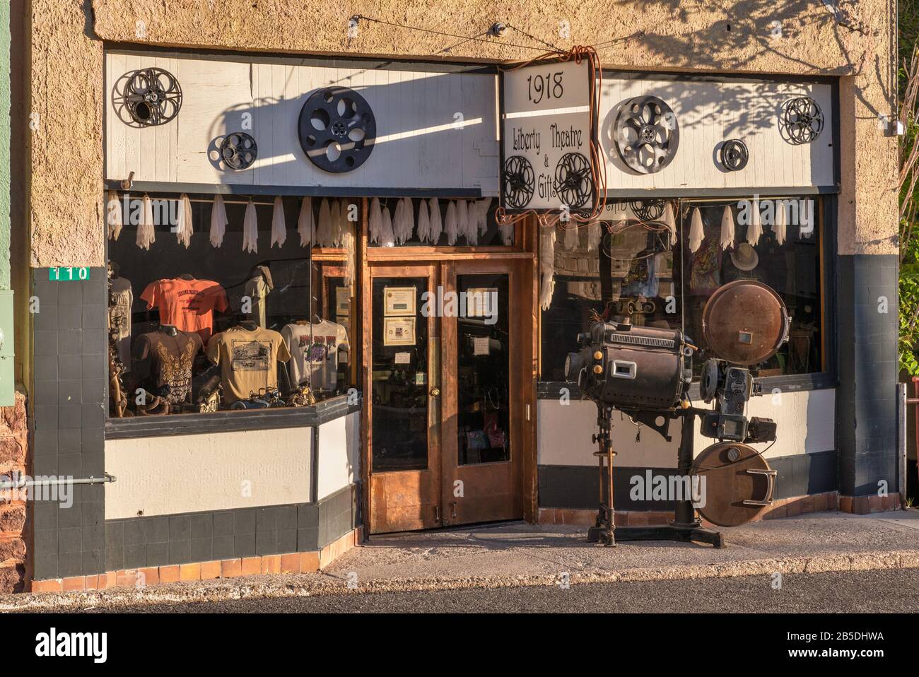Negozio di articoli da regalo in un edificio storico, la città mineraria di rame di Jerome, Verde Valley, Arizona, Stati Uniti Foto Stock