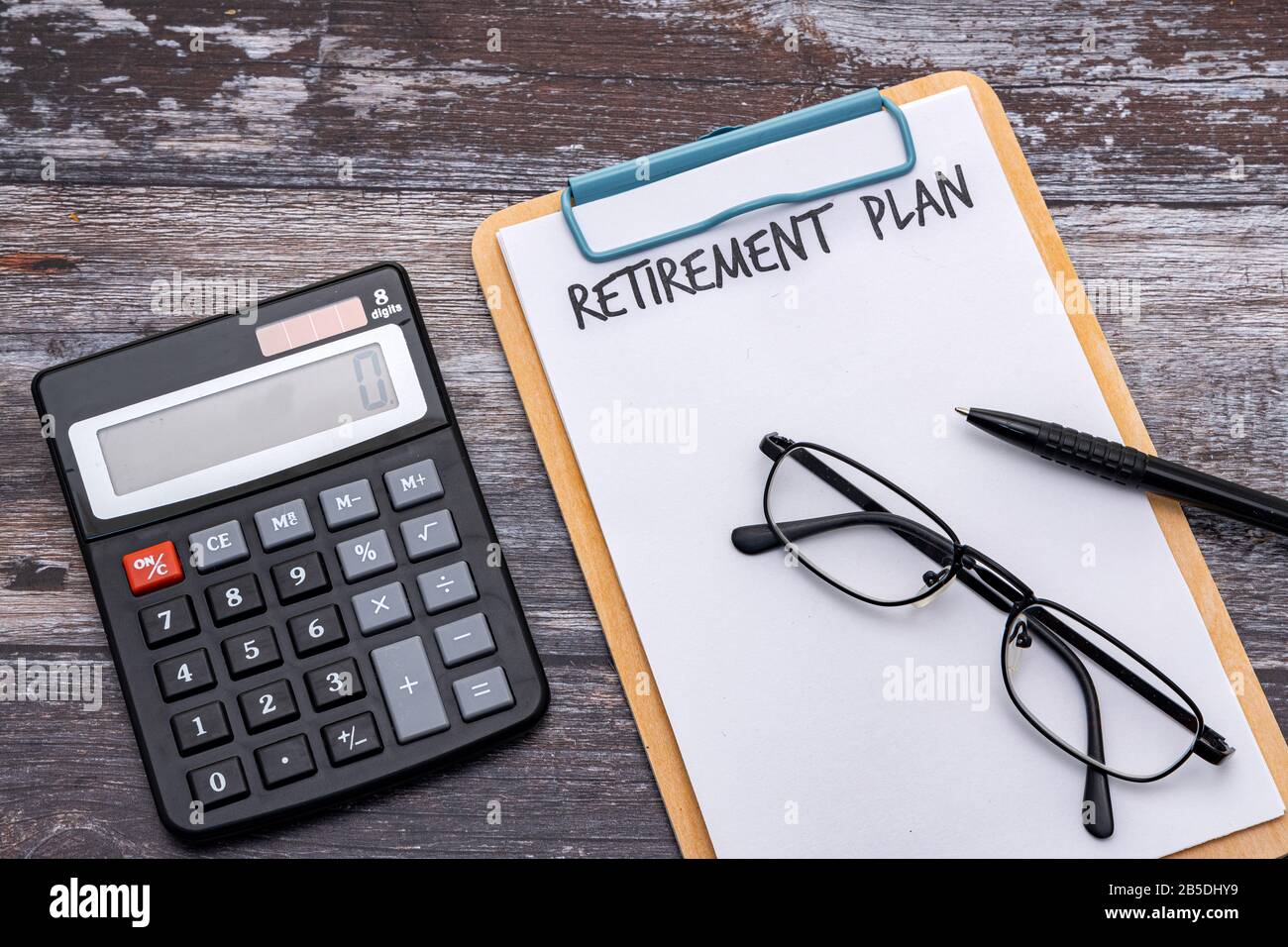 Appunti con piano di pensionamento e calcolatrice Foto Stock