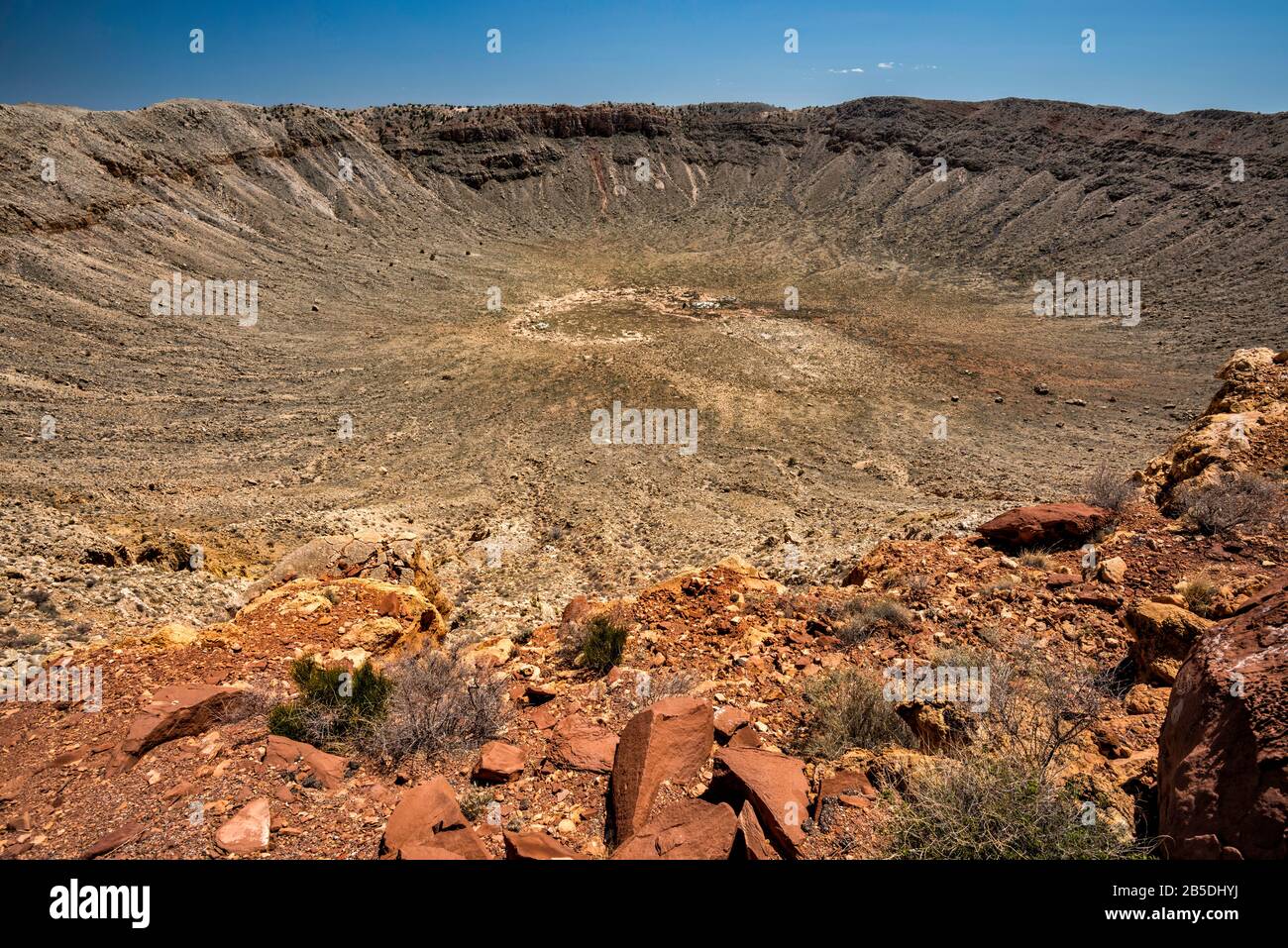 Meteor Crater aka Barringer crater, visto dal basso un deck di visualizzazione a North Rim, nazionale monumento naturale vicino a Winslow, Arizona, Stati Uniti d'America Foto Stock