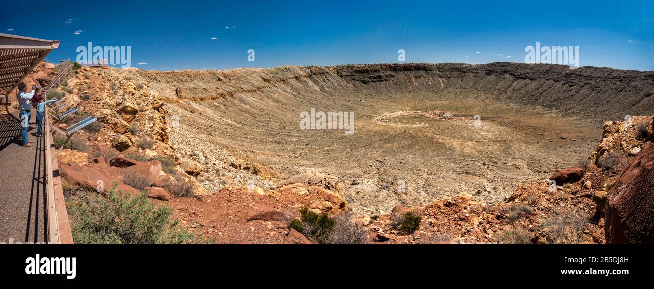 Meteor Crater aka Barringer crater, visto dal basso un deck di visualizzazione a North Rim, nazionale monumento naturale vicino a Winslow, Arizona, Stati Uniti d'America Foto Stock