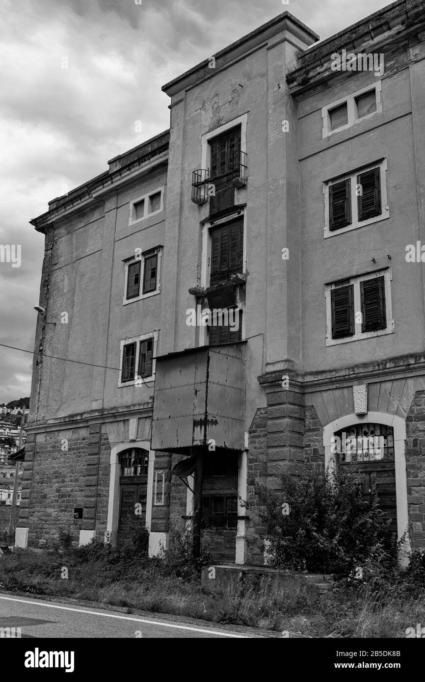 Edifici abbandonati nel Porto Vecchio di Trieste, Friuli-Venezia Giulia, Italia: Versione in bianco e nero Foto Stock