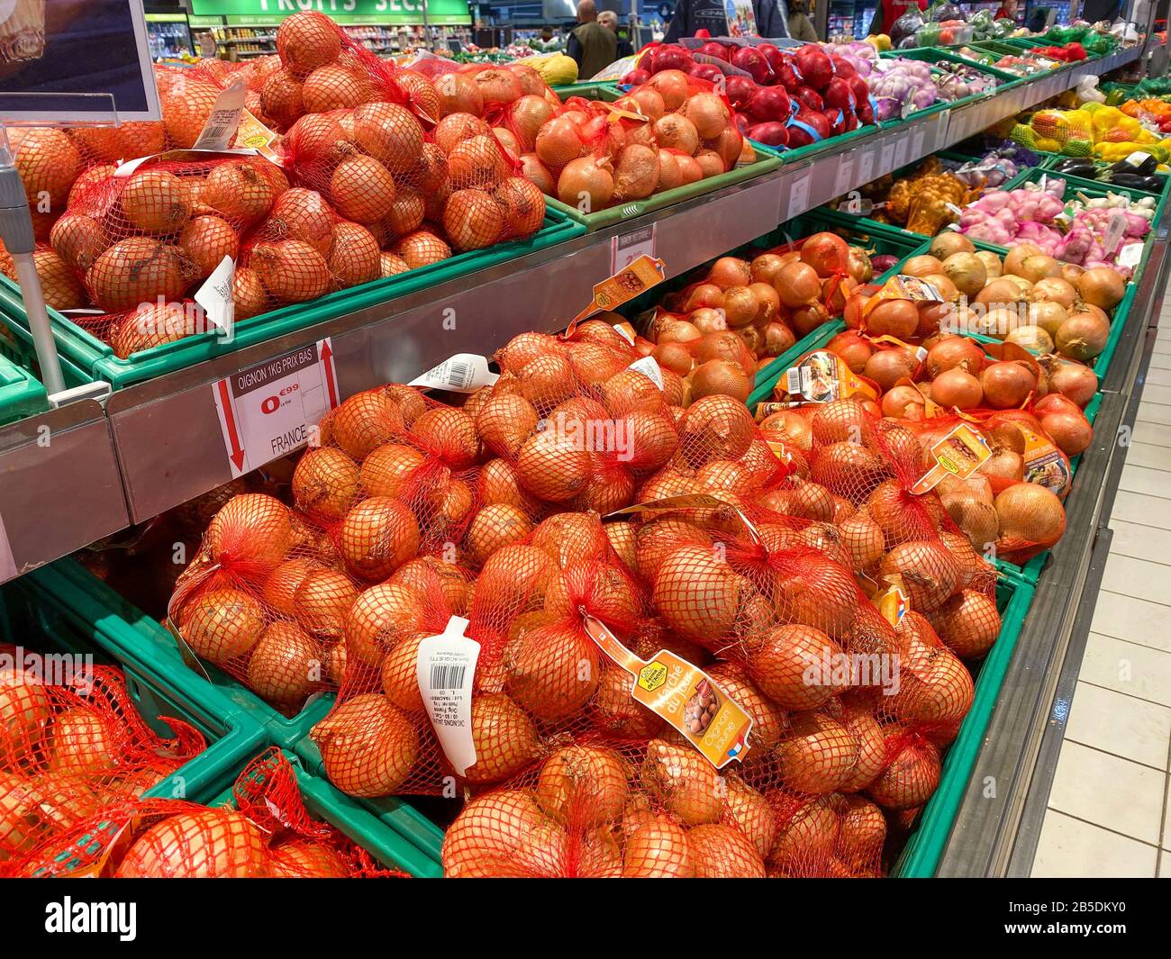 Calais, Francia - Dicembre 11th, 2019 : Sezione Di Frutta e verdura di un supermercato francese. Più della metà della superficie della Francia è arabile o pastore Foto Stock