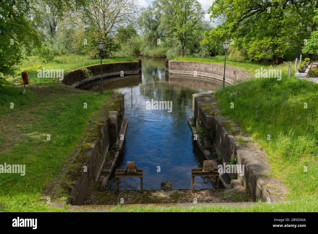 Storico Palmschleuse, Palm Lock, marea lock, costruito per la prima volta sotto Giorgio i d'Inghilterra, nel 1398, Lauenburg, Schleswig-Holstein, Germania del Nord Foto Stock